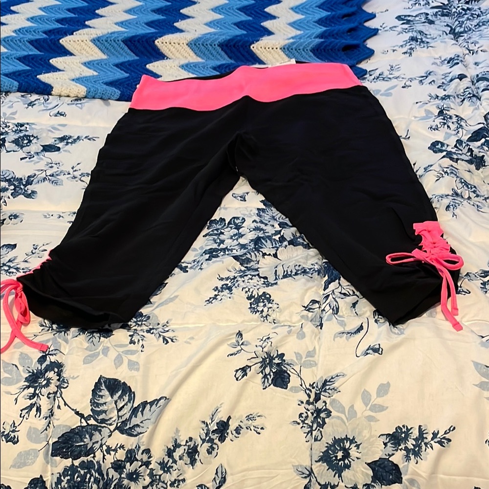Black and Pink Capri leggings